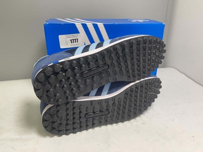 Lot Adidas UK10 La trainers in navy - boxed