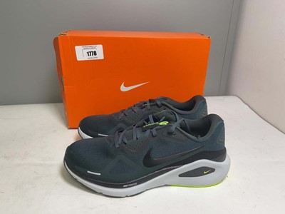 Lot Nike UK10.5 structure 26 trainers in seaweed -...
