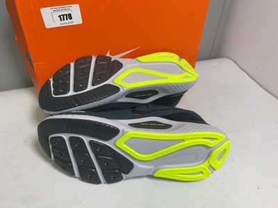 Lot Nike UK10.5 structure 26 trainers in seaweed -...