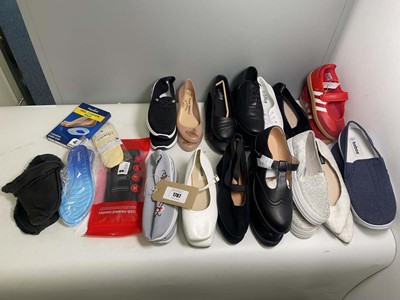 Lot 14x Pairs of shoes to include Sketchers,...