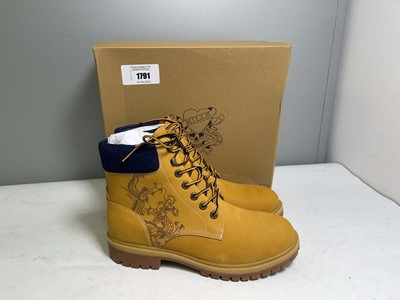 Lot Ed Hardy UK10 dancing dragon work boots in tan...