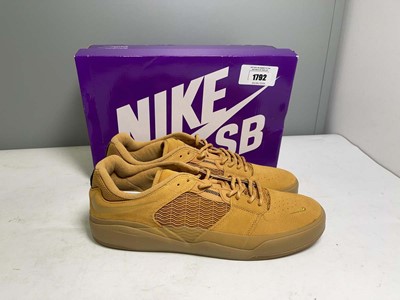 Lot Nike UK13 sb ishod trainers in flax - boxed