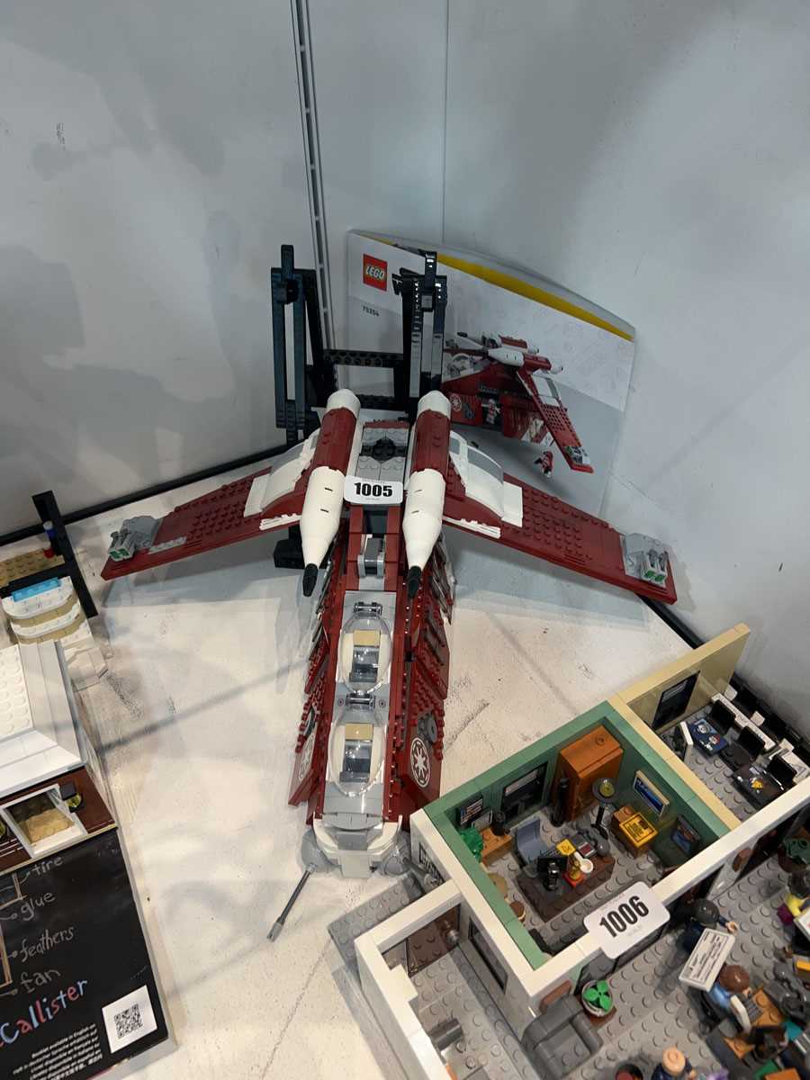 Lot 1005 - Lego Star Wars Coruscant Guard gunship with...