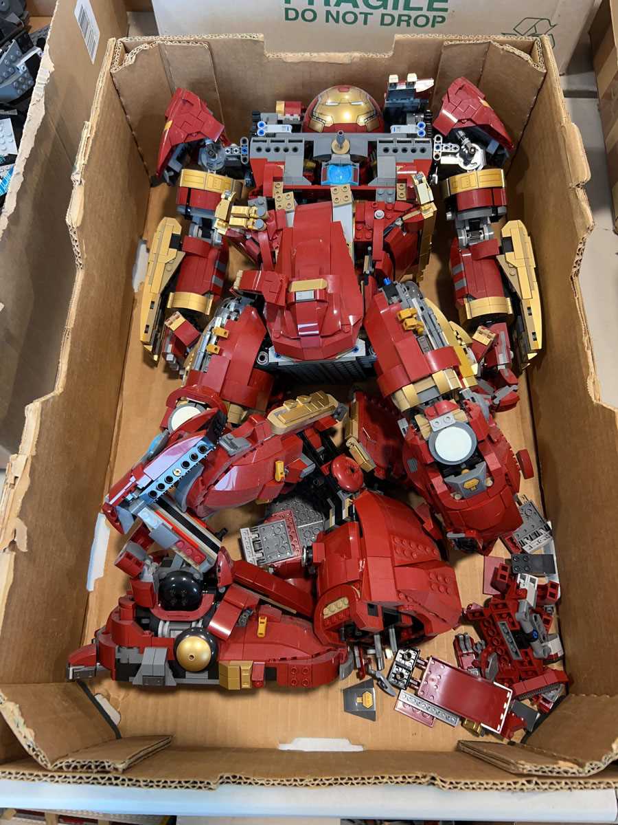 Lot 1054 - Lego Marvel Hulkbuster (76210)