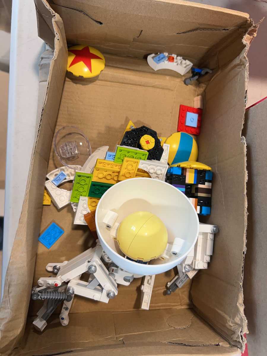 Lot 1061 - Disney Pixar Luxo Jr. (21357)
