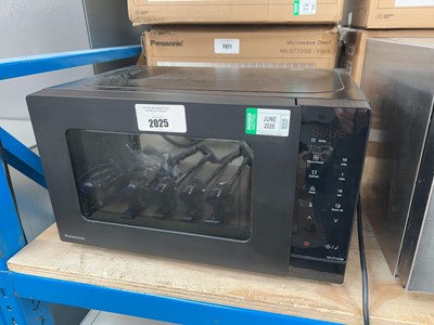 Lot 2025 - Panasonic NN-ST22QB microwave oven in black,...