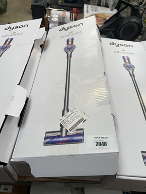 Lot 2048 - Dyson V8 Advance cordless stick vacuum cleaner...